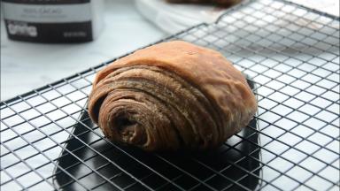 烤好移置烤网上晾凉。