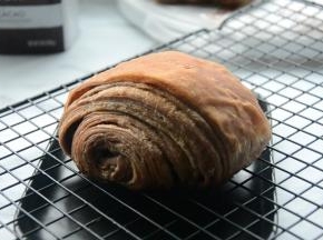 烤好移置烤网上晾凉。