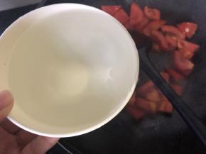 番茄出汁后加入一小碗水