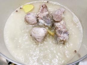 大火煮开后再煮一分钟，捞出冲洗干净