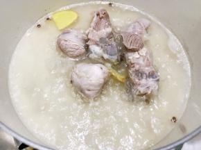 大火煮开后再煮一分钟，捞出冲洗干净