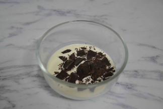 制作巧克力甘纳许，将巧克力与淡奶油混合，隔热水融化。