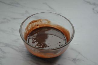 用刮刀搅拌均匀，形成丝绸顺滑的巧克力混合液。