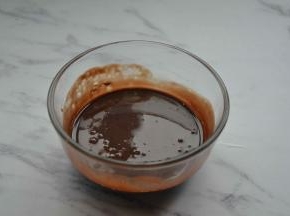 用刮刀搅拌均匀，形成丝绸顺滑的巧克力混合液。