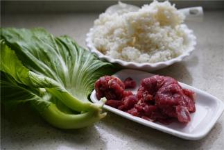如图这款炒饭，用到了芥菜，牛肉，冷饭。
