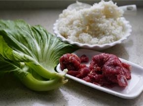 如图这款炒饭，用到了芥菜，牛肉，冷饭。