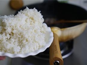 然后加入冷饭，冷饭的选择朋友们可以选择煮的干一点的米饭。这样子干一点的米饭，炒出来的饭才香。