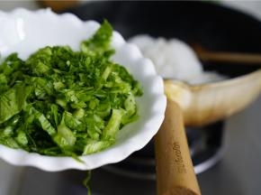 炒加入之后，就可以马上将芥菜下锅同炒，芥菜耐炒且不变色。