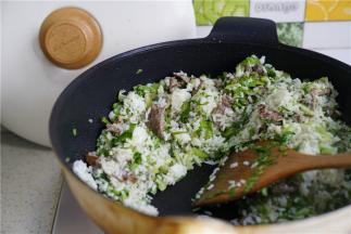 炒至饭粒松散，划开一边，有些饭粒都会跳起来哦，这样子的炒饭才香。