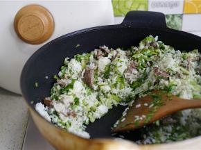 炒至饭粒松散，划开一边，有些饭粒都会跳起来哦，这样子的炒饭才香。