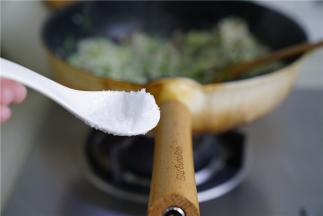 然后再加入适量的细盐及料酒提调个味。