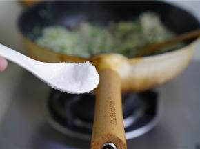 然后再加入适量的细盐及料酒提调个味。