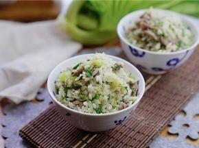 炒至饭粒都挂上味就可以，看到了吗，真是每粒饭都好饱满清爽哦。