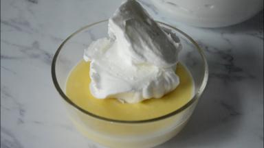 先把三分之一蛋白霜放到冷藏好的蛋白霜里，用刮刀切拌翻拌均匀，注意不要画圈搅拌，避免消泡。