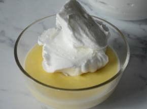 先把三分之一蛋白霜放到冷藏好的蛋白霜里，用刮刀切拌翻拌均匀，注意不要画圈搅拌，避免消泡。