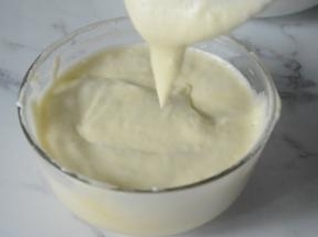 用刮刀继续切拌翻拌均匀。