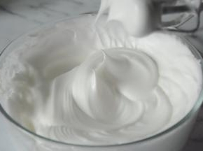 打发至提起有明显弯勾，湿性偏干状态即可。