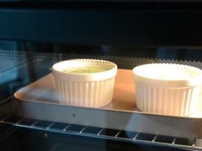 把舒芙蕾模具放在烤盘里，放入烤箱中层烤制。