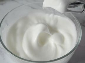 打发至出现明显纹路，倒入剩余的细砂糖B，继续打发。