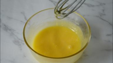 再用蛋抽搅拌均匀。