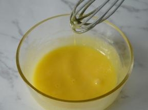 再用蛋抽搅拌均匀。