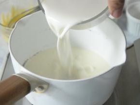 把淡奶油，牛奶倒入奶锅里，搅拌混合均匀。