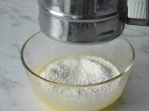 过筛入低筋粉。