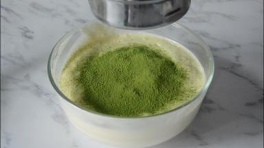 过筛入抹茶粉，翻拌均匀即可，不要过多翻拌。