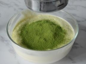 过筛入抹茶粉，翻拌均匀即可，不要过多翻拌。