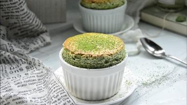 撒上一些抹茶粉，出炉后请趁热食用，舒芙蕾观赏时间只有15分钟左右，请尽快享用～