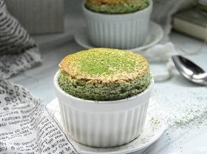 撒上一些抹茶粉，出炉后请趁热食用，舒芙蕾观赏时间只有15分钟左右，请尽快享用～