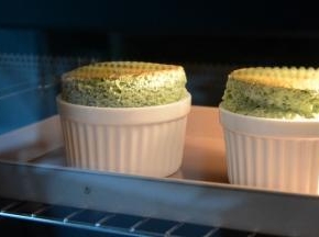 烤13～15分钟。前面边缘滚糖，舒芙蕾就可以均匀的膨胀，中途不可打开烤箱。