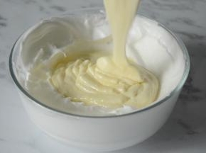 混合好的蛋黄糊倒入剩余的蛋白霜里。