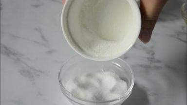 往模具里倒入细砂糖，双手转动模具，保证模具底部跟边上都铺满薄薄一层细砂糖。