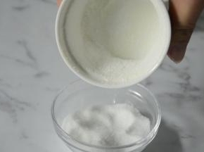 往模具里倒入细砂糖，双手转动模具，保证模具底部跟边上都铺满薄薄一层细砂糖。