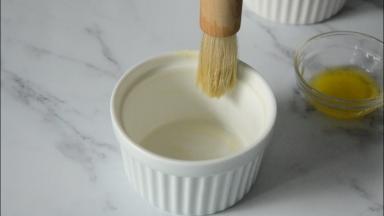 黄油事先提前软化好，用木刷在模具内刷一层薄薄的黄油。