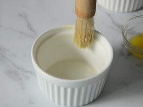 黄油事先提前软化好，用木刷在模具内刷一层薄薄的黄油。