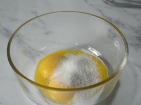 蛋黄蛋清分离，分别装在两个玻璃碗里，碗里必须是干净无水的。其中蛋黄里倒入细砂糖A。