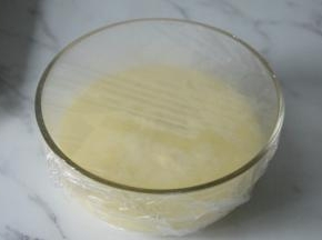 煮好以后倒回干净的玻璃碗里，封上保鲜膜，放到冰箱冷藏至手温状态。