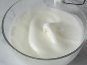 打发至浓稠状态，再加入三分之二细砂糖B，继续打发。