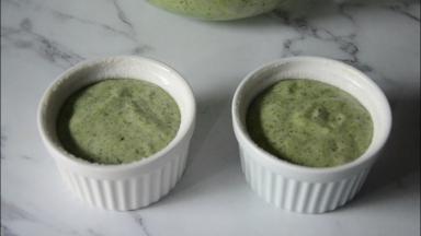 把面糊倒入提前准备好的舒芙蕾模具里。