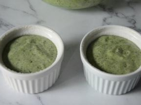 把面糊倒入提前准备好的舒芙蕾模具里。