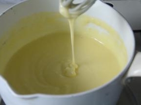 搅拌好之后倒回奶锅里，小火煮至浓稠状态，注意一定要煮好边煮边搅拌，避免粘锅混合不均匀。