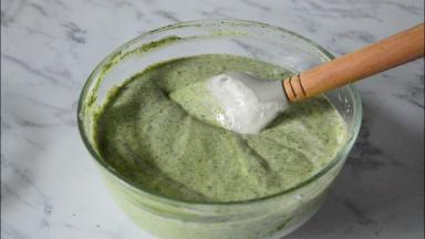 混合好得面糊浓稠有光泽。