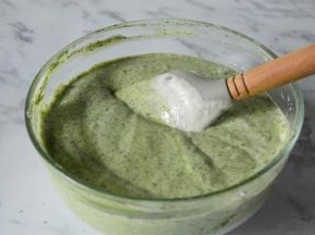 混合好得面糊浓稠有光泽。