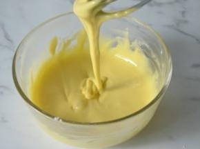 用蛋抽画Z字形搅拌均匀至无颗粒。