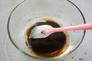 红糖加入热水，搅拌均匀，要让红糖颗粒都融化，加入玉米油拌匀