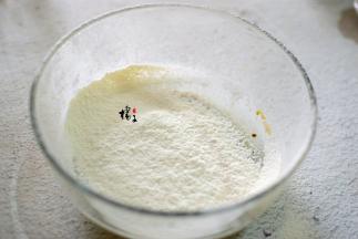 低筋面粉和小苏打粉混合过筛入红糖水中，加盐