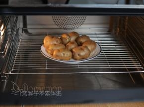 土豆洗干净之后用蒸烤箱蒸大约半个钟，蒸到能用筷子轻易戳进去即可。你也可以用水来煮土豆。