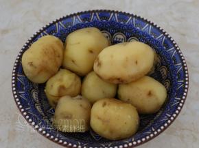 煮好的土豆稍微晾到不烫手就可以去皮啦。